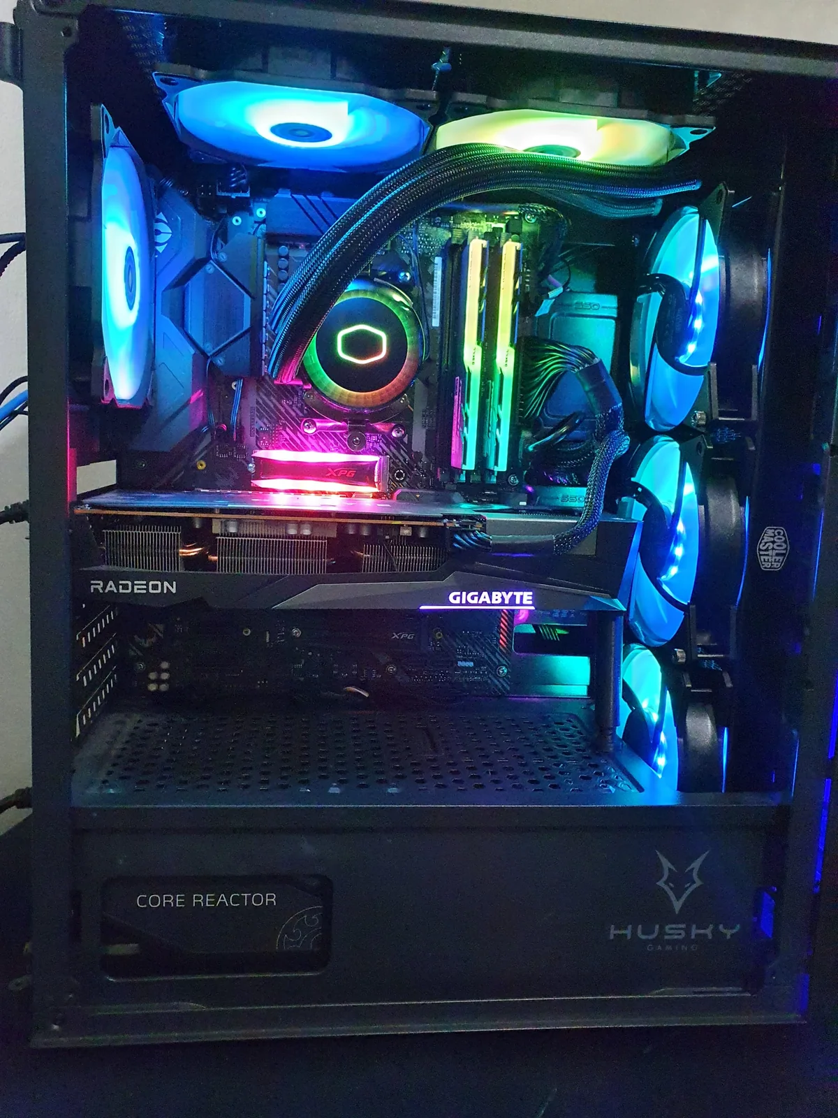 Computador montado com iluminação RGB e placa de vídeo dedicada
