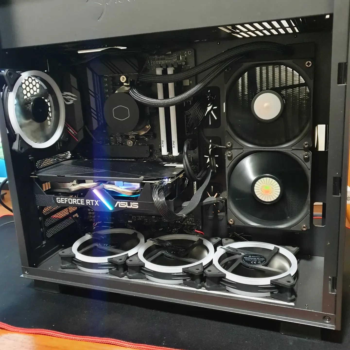 Interior de computador montado com múltiplas ventoinhas e sistema de refrigeração