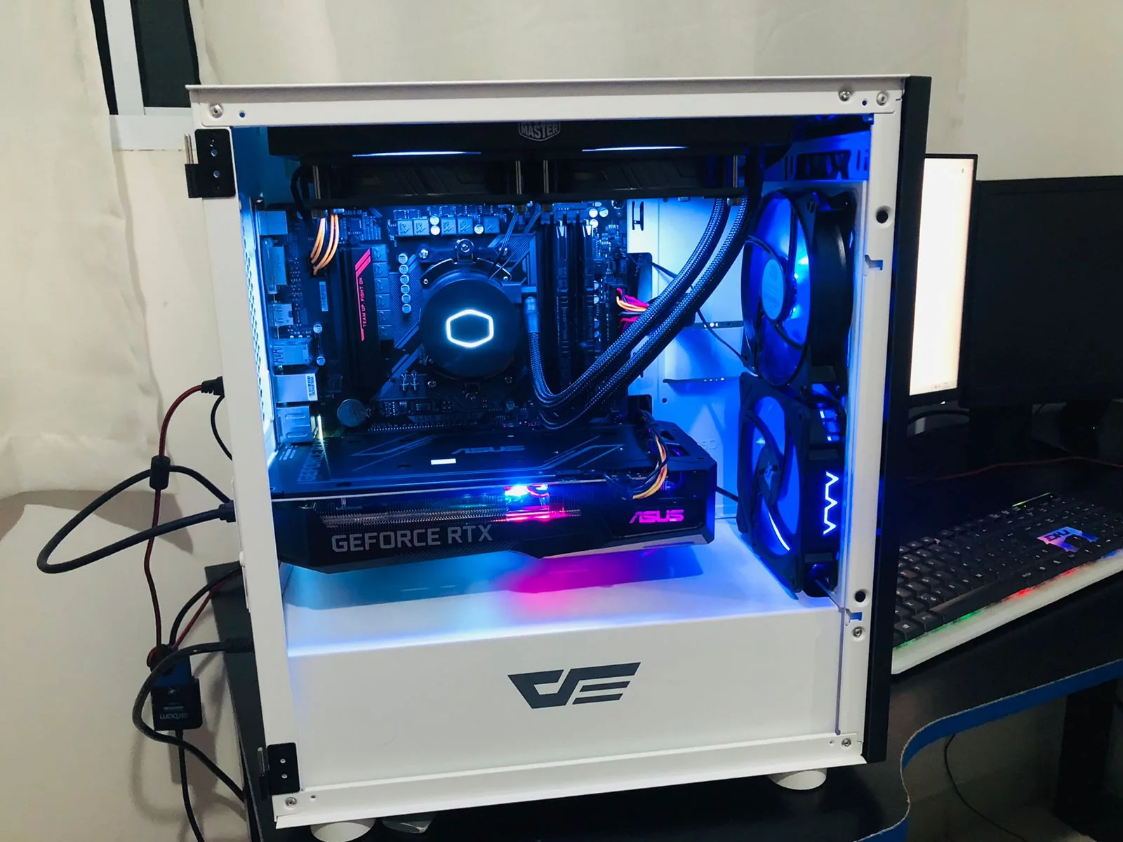 Computador montado em gabinete branco com iluminação azul