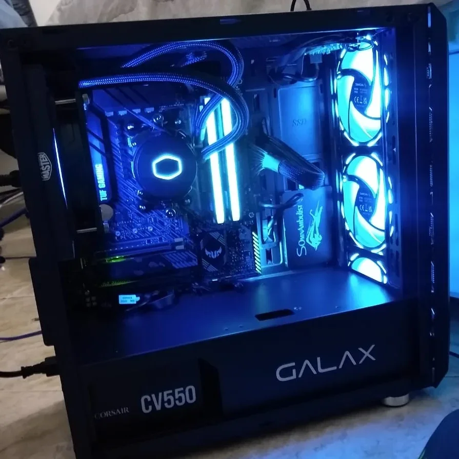 Computador montado em gabinete preto com iluminação azul e refrigeração interna