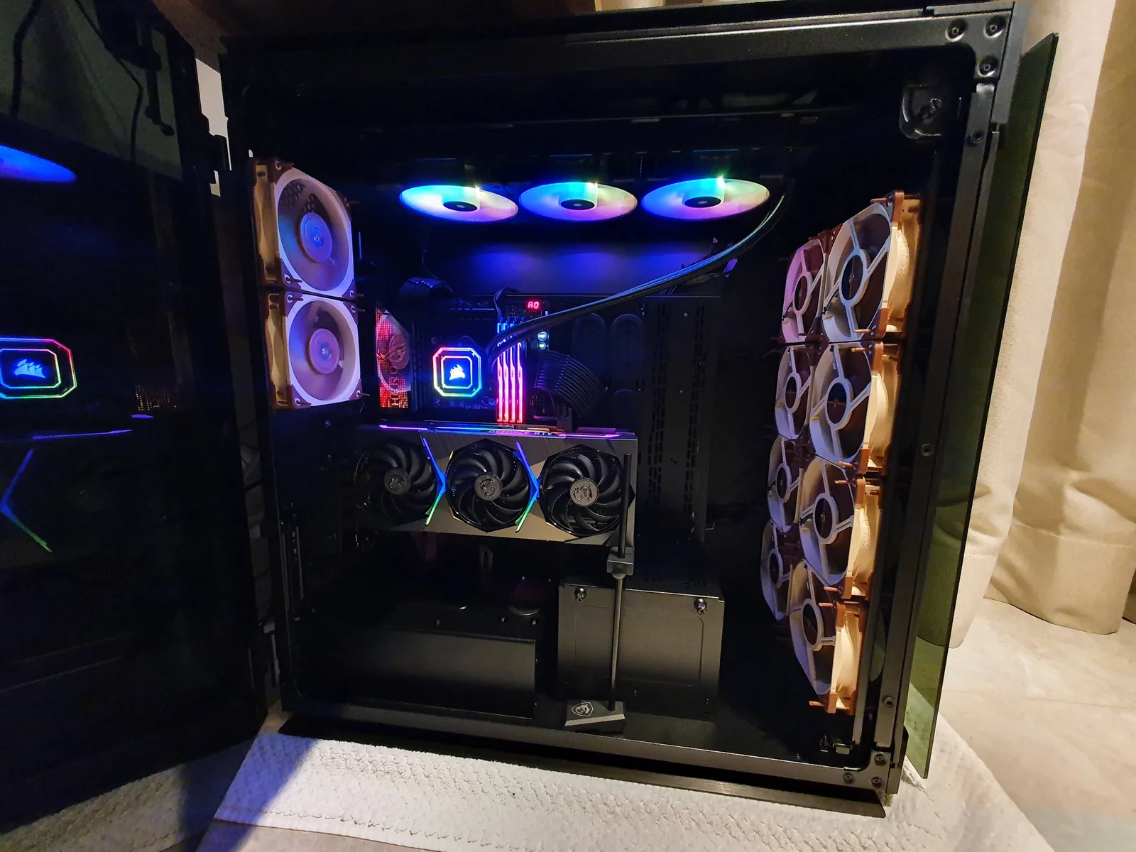 Interior de computador montado com placa de vídeo e sistema de refrigeração
