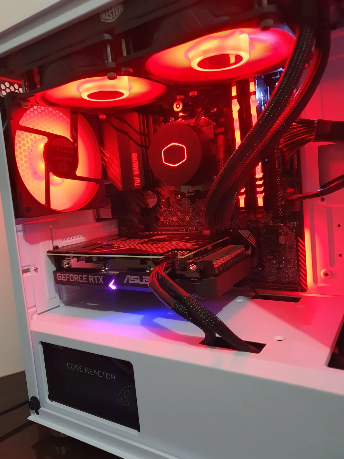 Computador montado em gabinete branco com iluminação vermelha e placa de vídeo