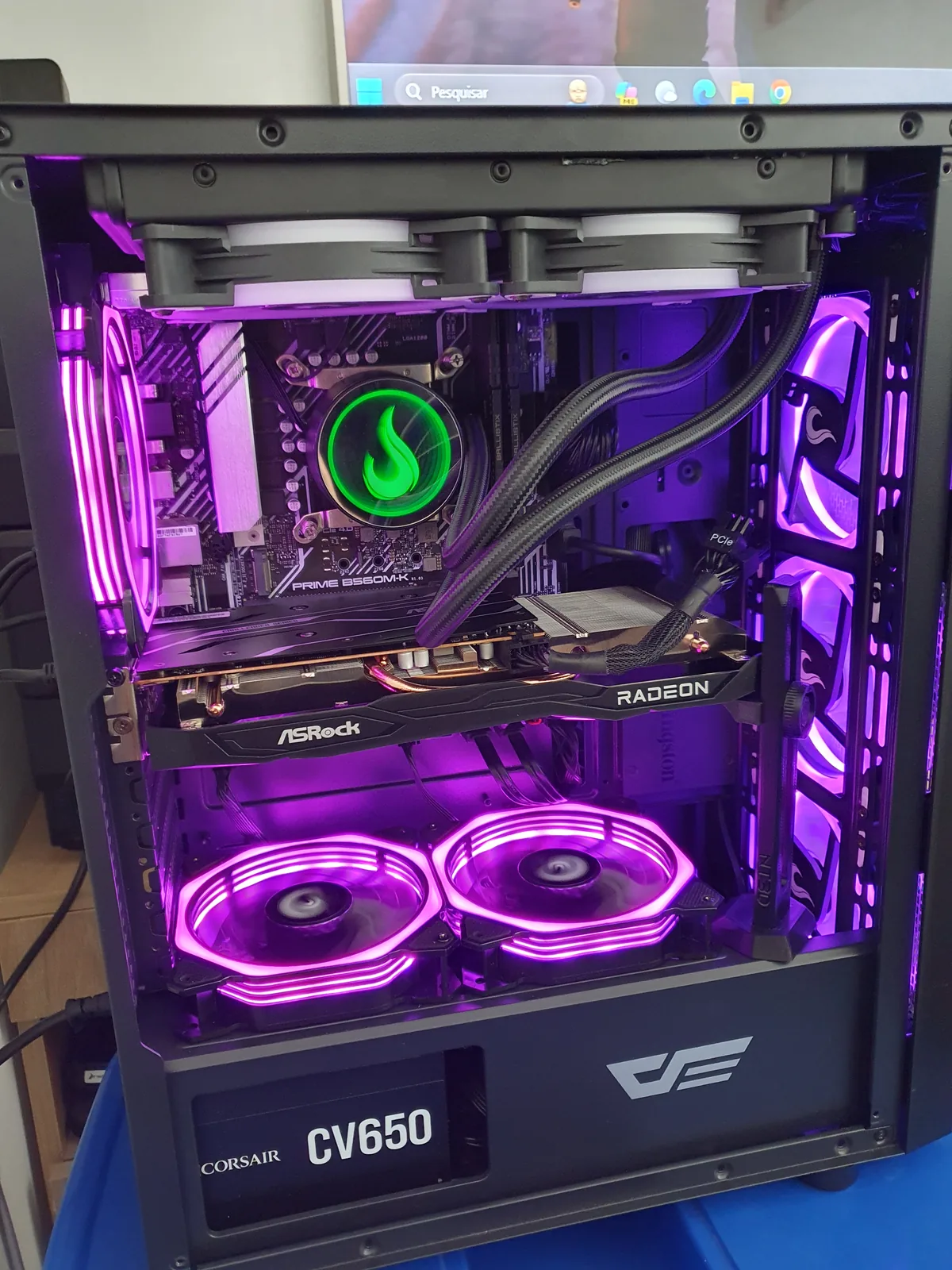 Computador montado com iluminação interna e sistema de refrigeração