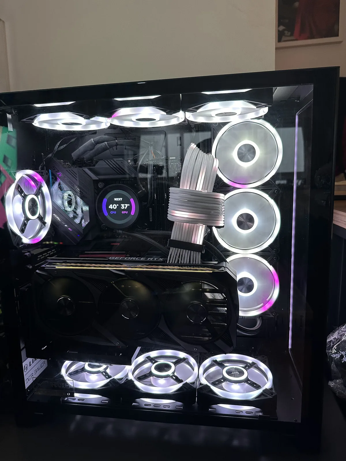 Computador montado em gabinete preto com water cooler e iluminação interna
