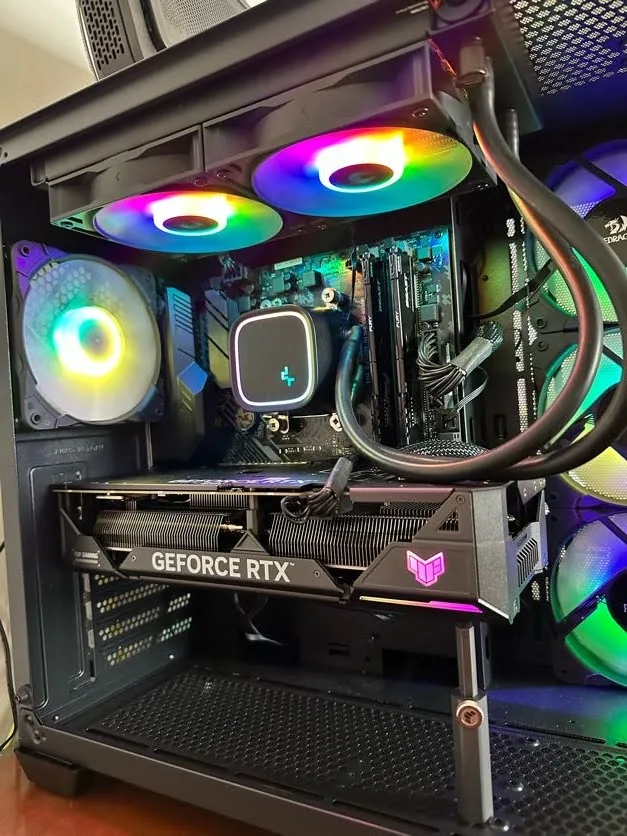 Interior de computador montado com iluminação RGB e placa de vídeo